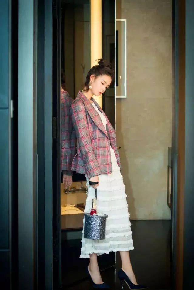 西装配裙子适合哪种发型,中长西装配什么裙子好看