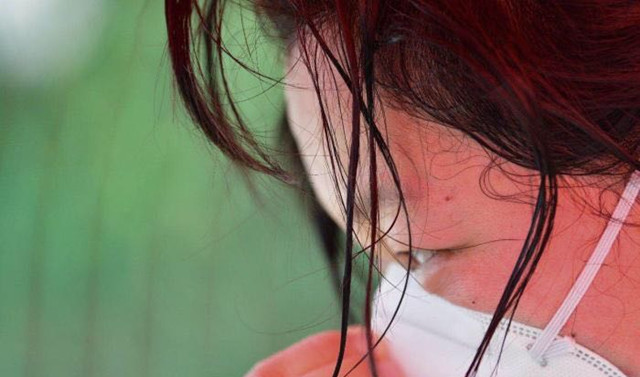 穿防护服的女护士中暑满脸都是汗,穿防护服的女护士中暑吸氧