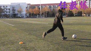足球运球绕杆教学及训练方法,足球绕杆中考标准动作视频示范