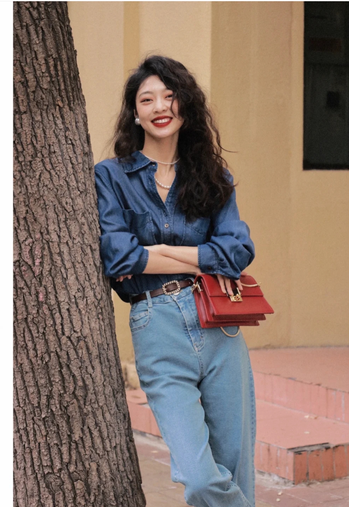 刘海中长发波浪卷发型,适合齐刘海的卷发减龄