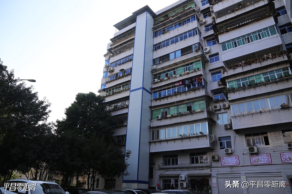 老旧小区加装外挂电梯的弊大于利,带平台的老旧小区怎么加装电梯