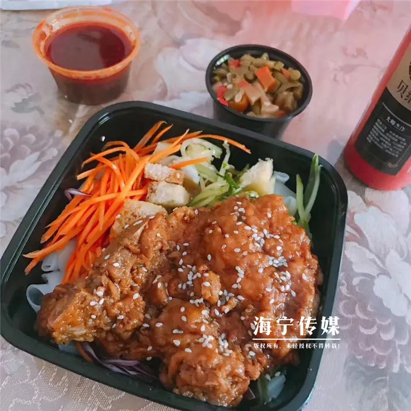 开了宝马卖凉皮,90后小伙创业卖凉皮