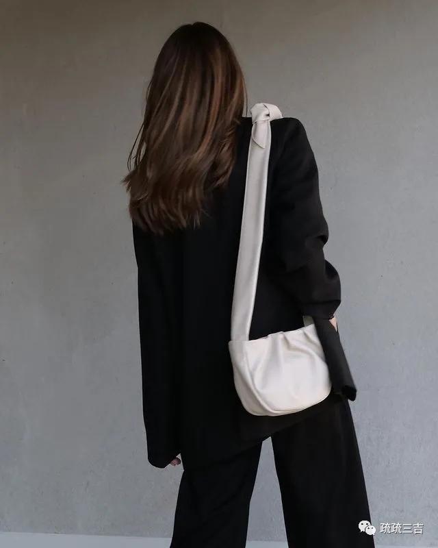 韩剧小女孩背个斜挎包,小众轻奢女士包袋
