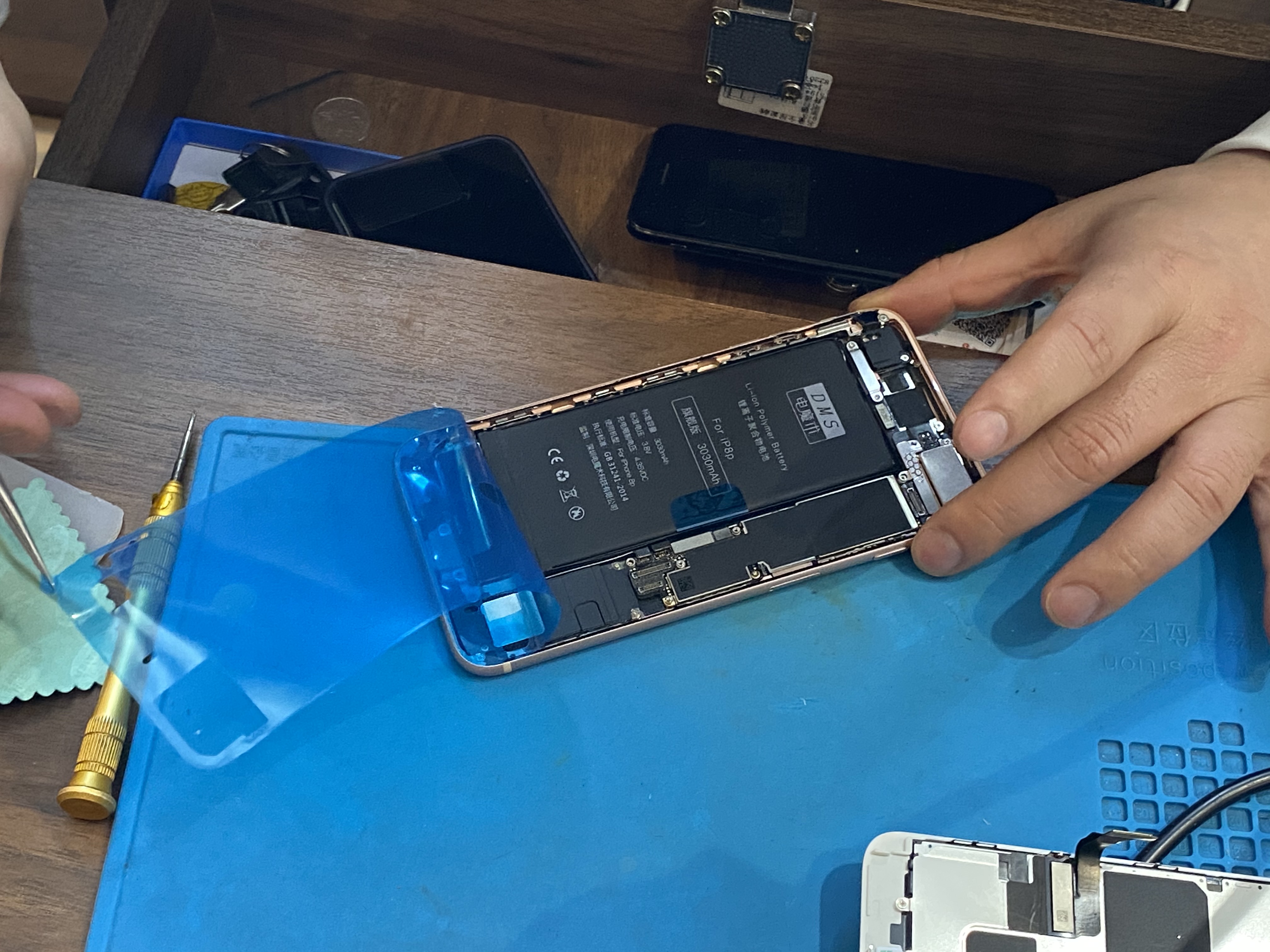 iphone8p更换官方电池,苹果8p更换第三方电池会怎么样