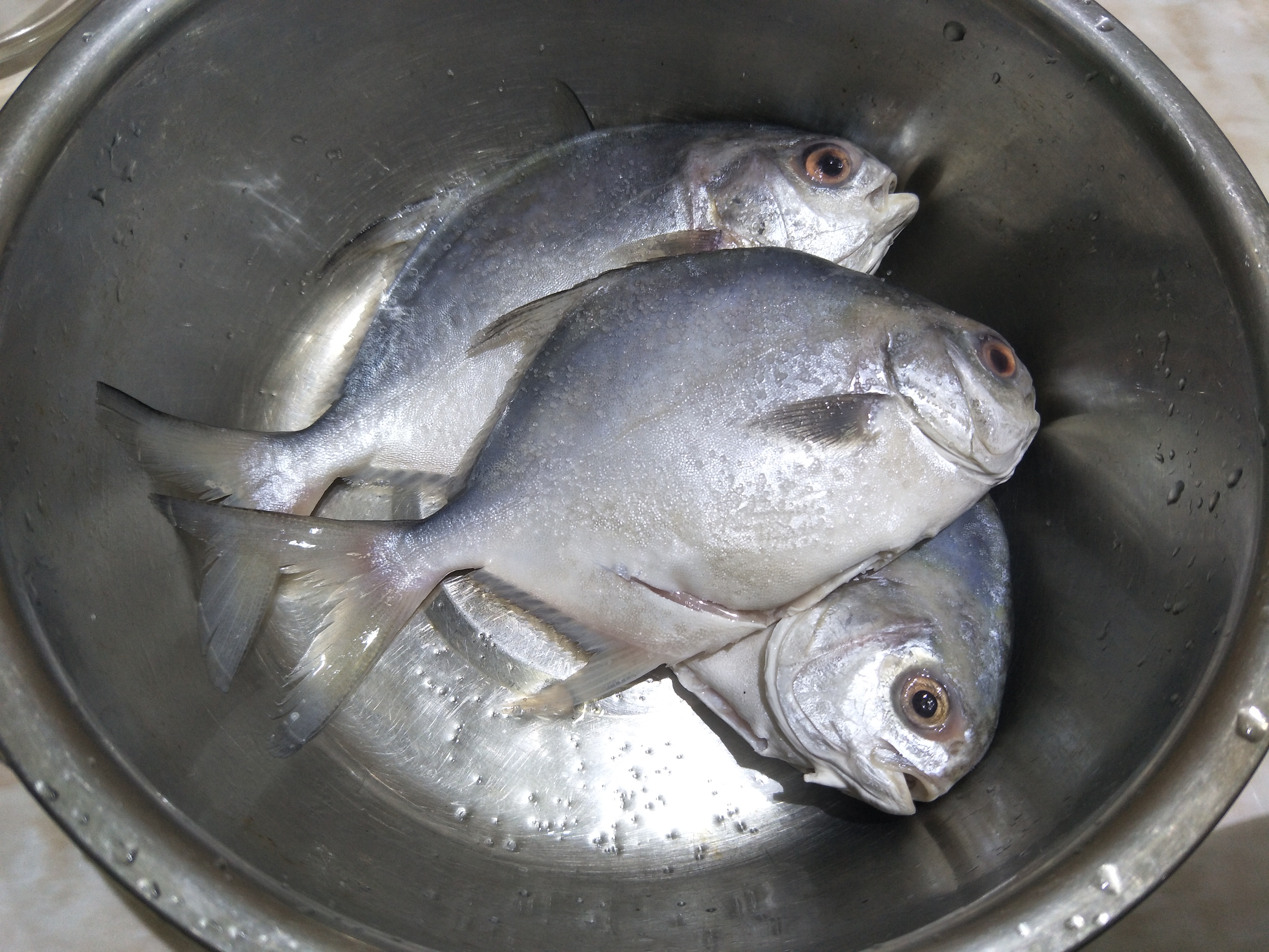 煎鱼怎么不粘锅不掉皮绝招,煎鱼不粘锅掉皮简单方法