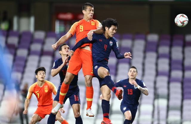 国足后卫防守为何背手,国足防守为什么老是背着手