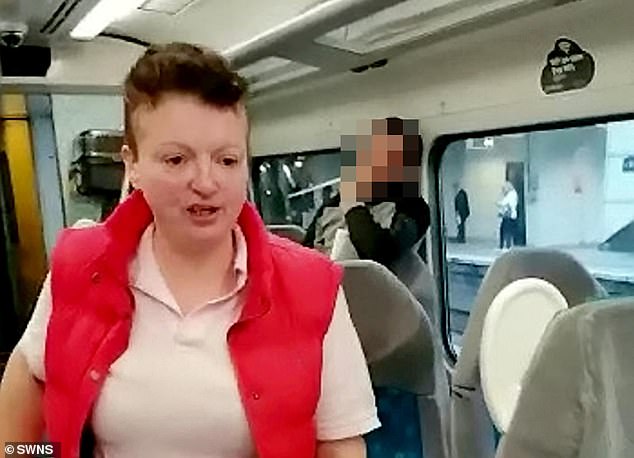 英国女列车上对3名黑人及亚洲人怒吼:给老娘说英语,快滚回老家