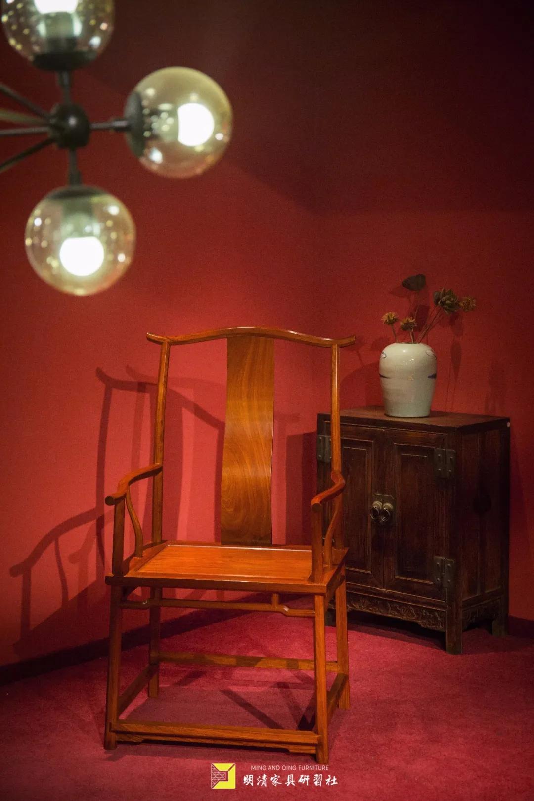 一张椅子风景图,一张好的官帽椅可以保证坐的舒适