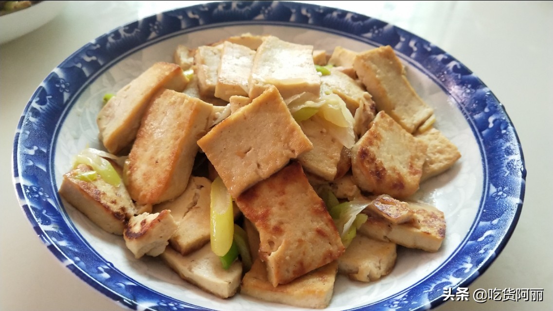 青椒炒豆腐家常做法非油炸,油炸肉炒豆腐的家常做法