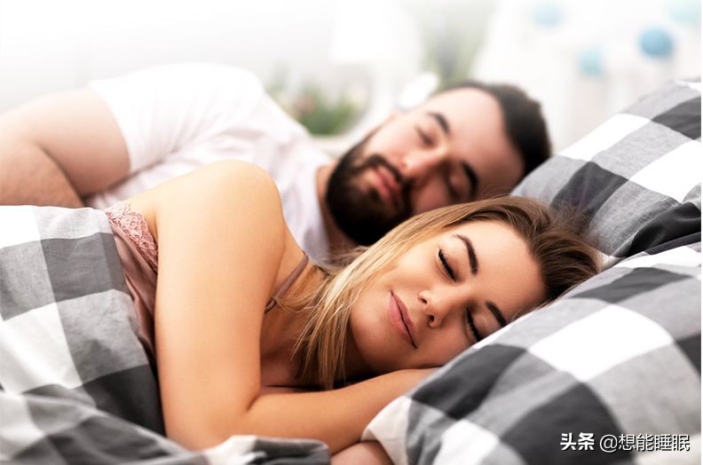 妈妈睡硬一点的床垫,孩子在成长时候睡硬床还是软床好