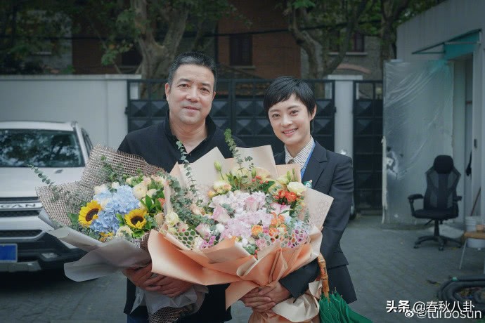 孙俪那年花开月正圆杀青图片,孙俪拍戏杀青回家晒照仰头大笑