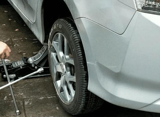 轮胎被钉子扎了还能正常使用,轮胎凹槽被钉子扎了怎么办