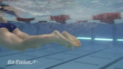 蛙泳错误的翻脚动作,蛙泳蹬腿翻脚不正确怎样纠正