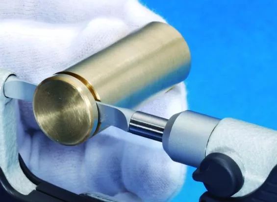 游标千分尺的使用方法视频教程,游标卡尺千分尺正确使用方法