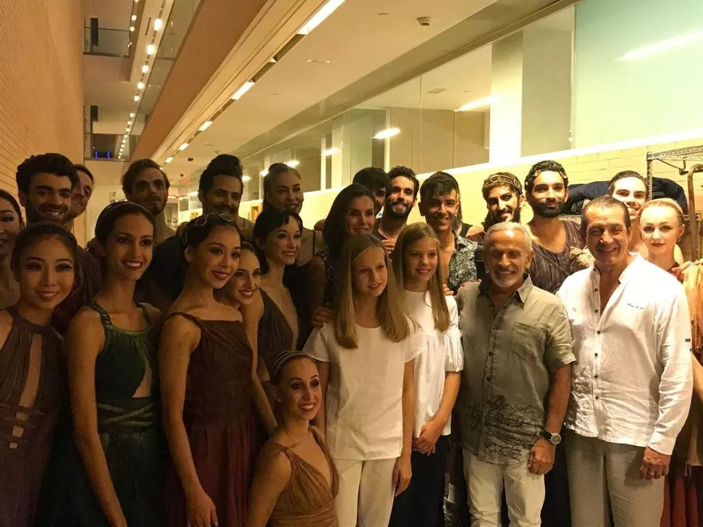 西班牙公主莱昂诺尔给父亲打伞,西班牙王室小公主给父亲的惊喜