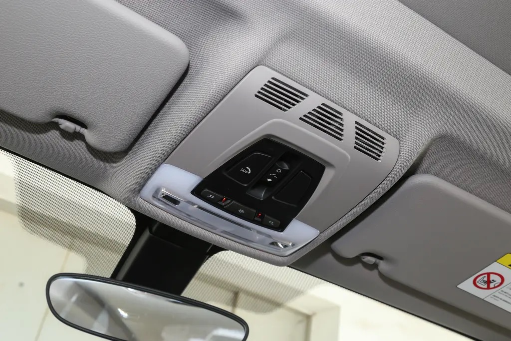 宝马x1天窗一边高一边低,宝马x1天幕关不上怎么办