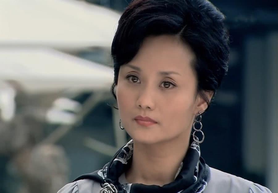 有种“整容”叫慕容云海的妈妈，十年后当她戴上眼镜，51岁像20岁