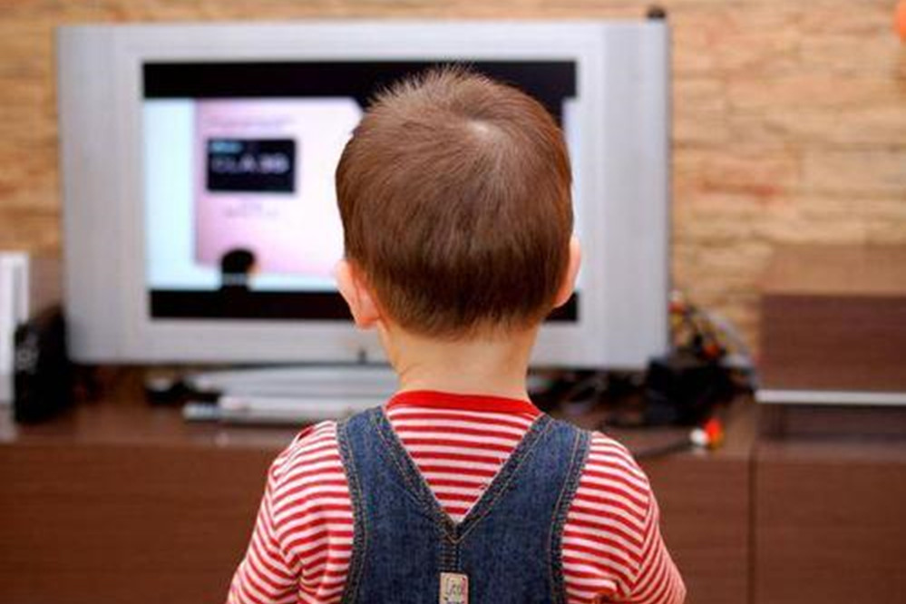 1岁半的宝宝爱上看电视，宝妈纠结：这么小的宝宝能不能看电视啊