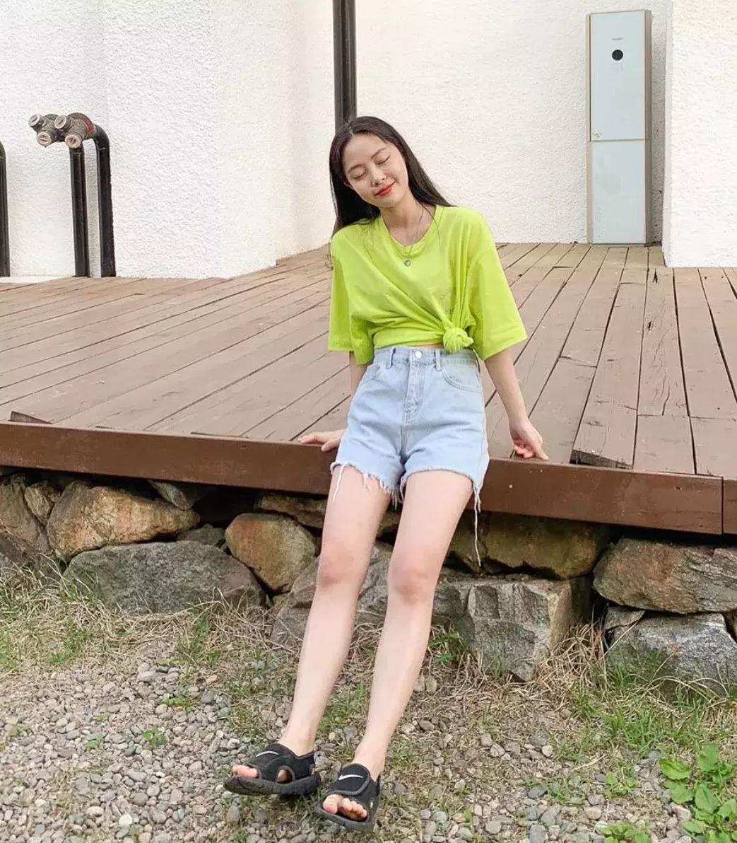 别再卷衣角了！今夏“剪一刀”洋气炸