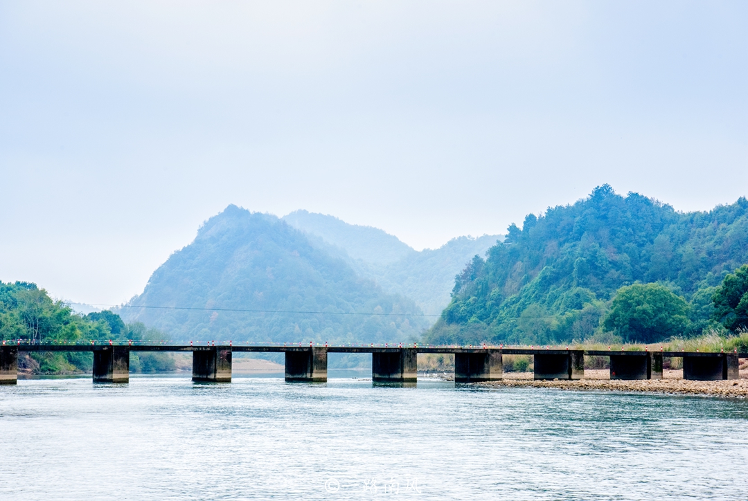 鹰潭龙虎山千年悬棺在哪里发现的,龙虎山悬崖棺材在哪里