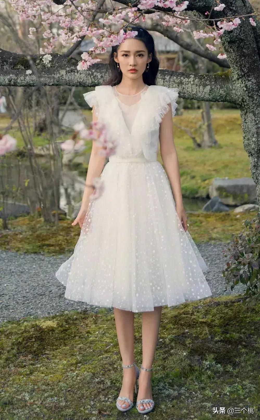 今年流行的裙子不穿高跟鞋,穿今年最流行的裙子