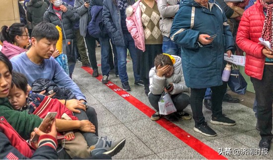 深夜的儿科急诊人声鼎沸,深夜医院楼道满是新生儿哭声