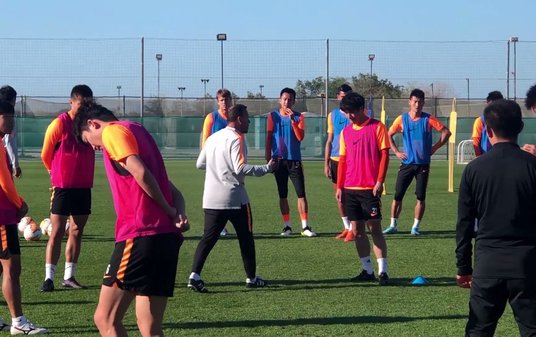 李霄鹏挨三闷棍领最佳教练员奖,李霄鹏挨了三闷棍啥意思