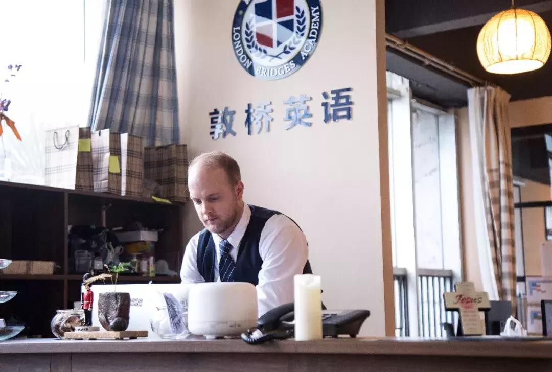 暑期游学英语课程,英国游学夏令营必需要学习英语