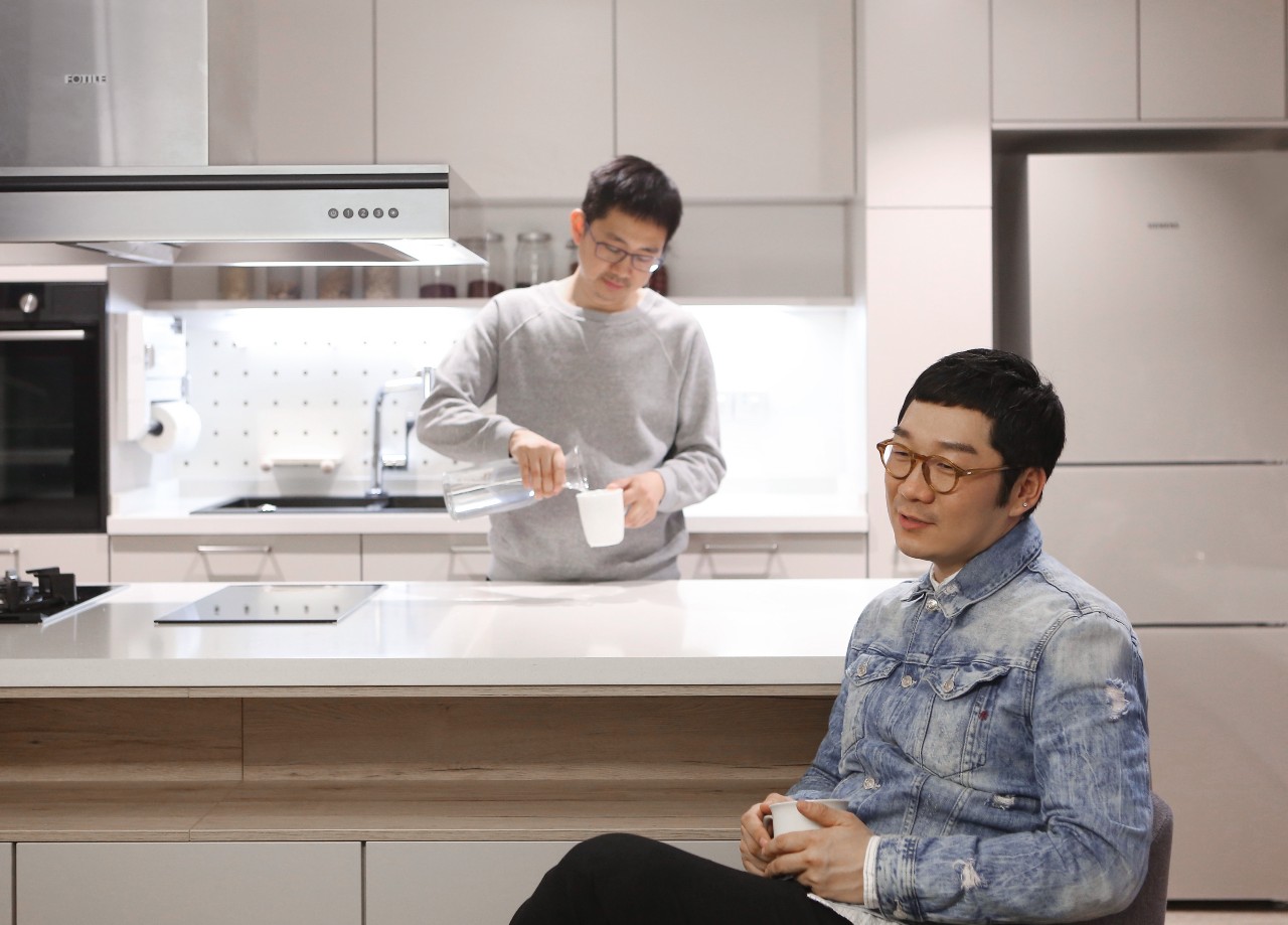 客厅阳台一体办公桌,主卧衣帽间加办公桌