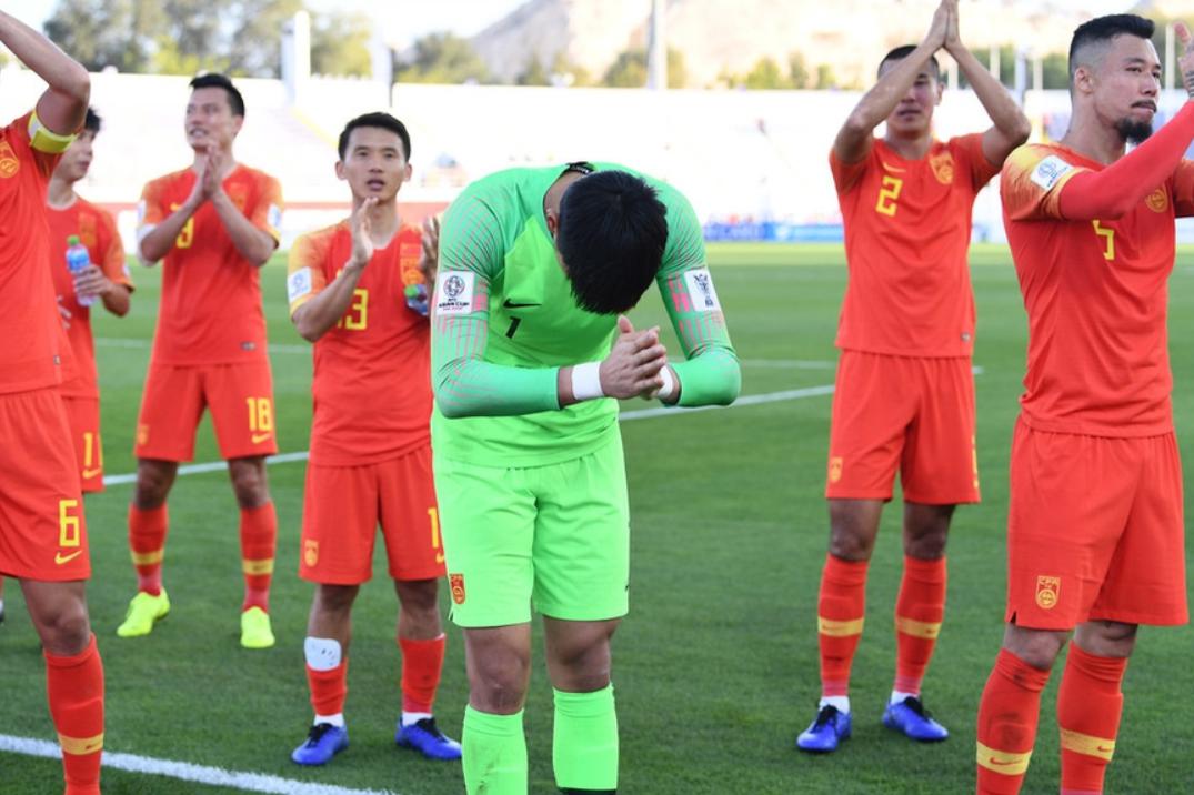 国足2:1逆转泰国球迷反应,媒体人热议国足0-1不敌韩国