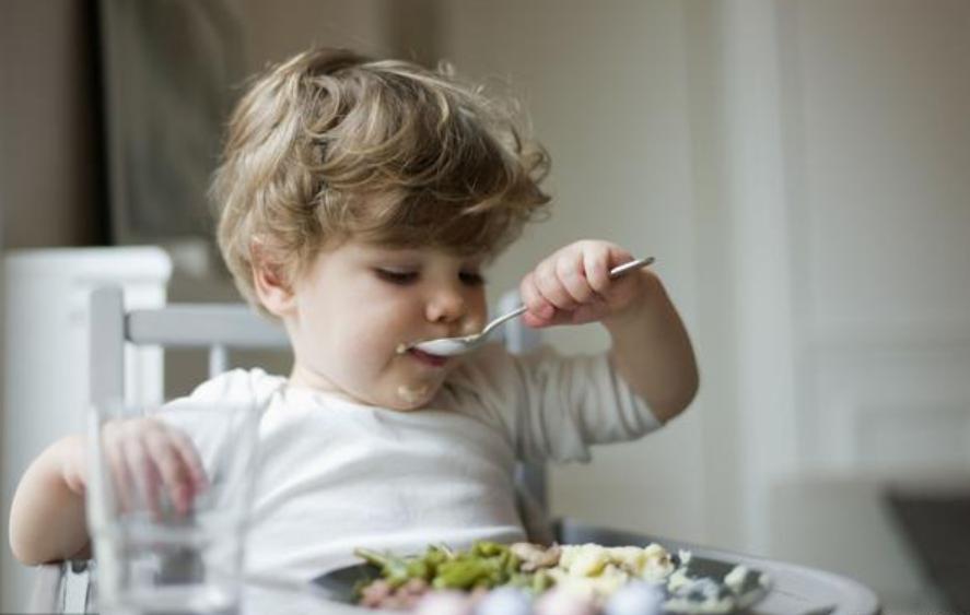孩子只吃零食不吃饭的危害,孩子只爱吃零食家长该如何纠正
