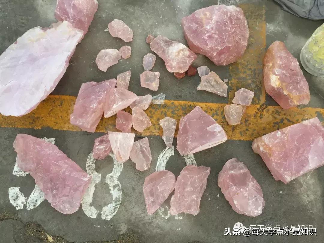 天蒙蒙亮赶个早市看一看天然水晶毛料市场