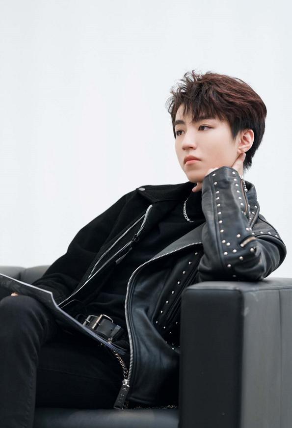 王俊凯穿皮衣,王俊凯铆钉皮衣造型恰好是少年