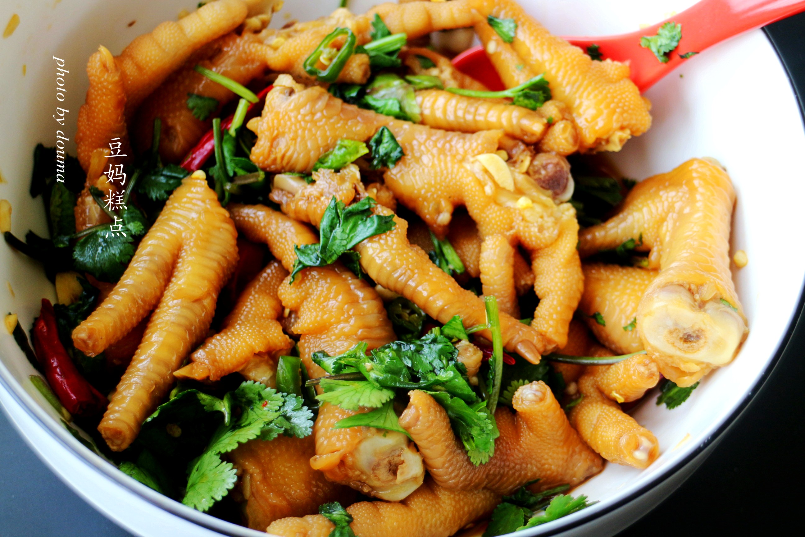 好吃的泡鸡脚的做法视频,酸辣可口的泡鸡脚