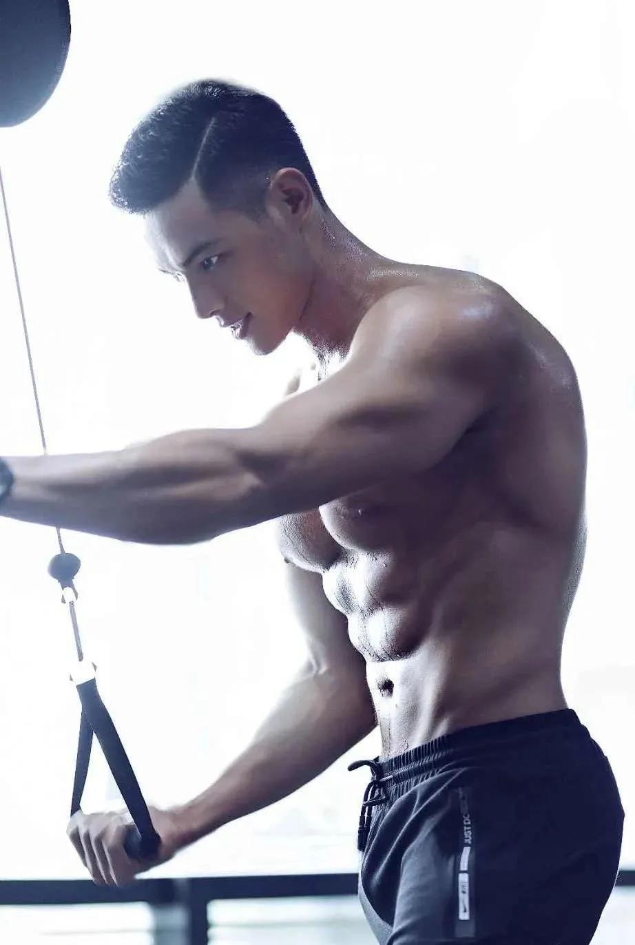 他身高183公分,胸肌硕大差点把衬衫撑爆,这身材简直绝了