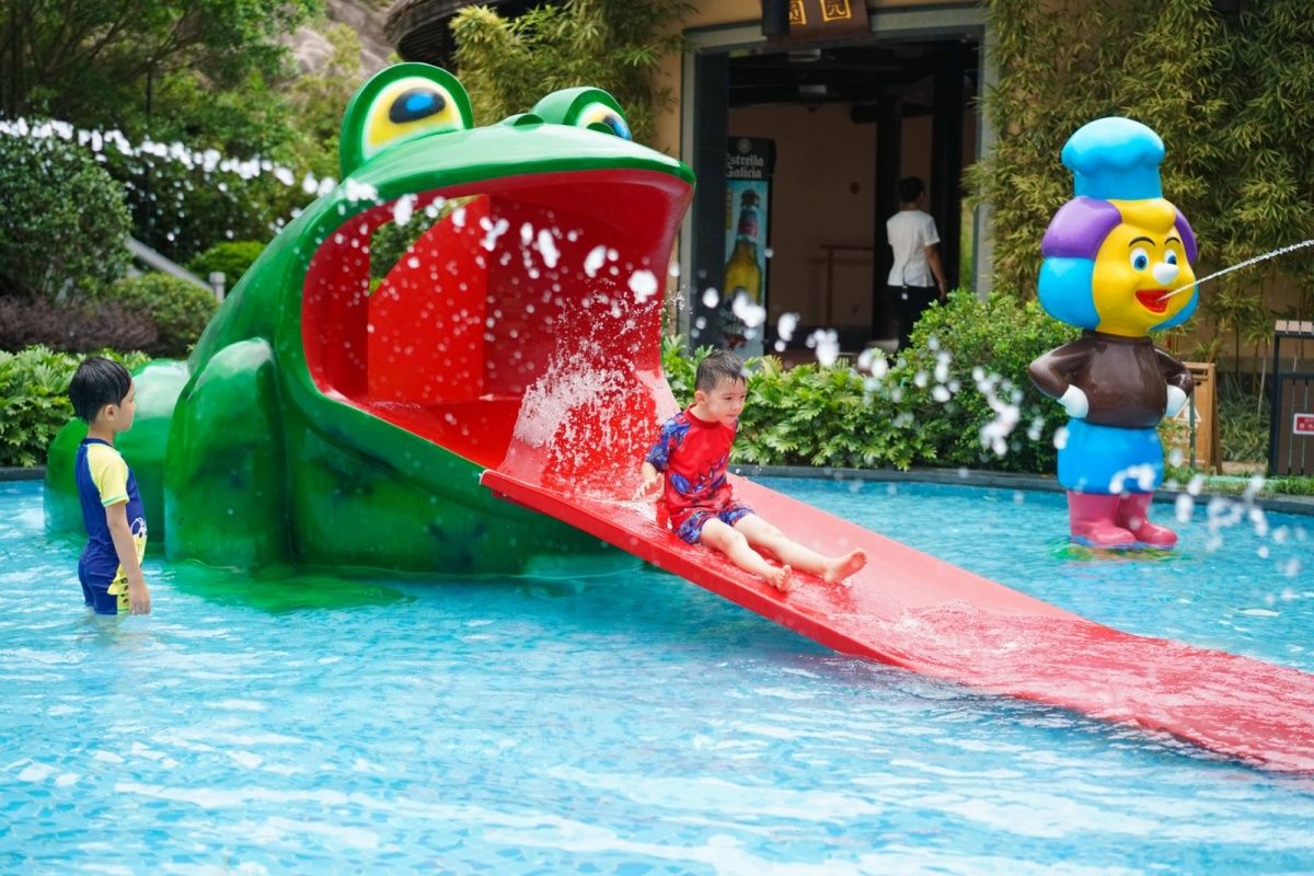 福建泉州聚龙小镇温泉公园：岩脉温泉中药花瓣池亲子戏水区