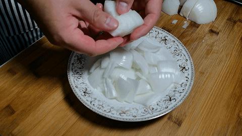 洋葱和鸡蛋怎么炒好吃加什么调料,洋葱炒鸡蛋百吃不厌味道好极了