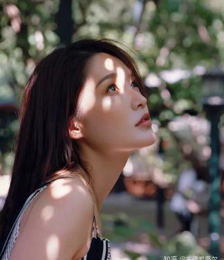 女生脸上有哪些特征说明耐看,一个女生脸细腻意味着什么