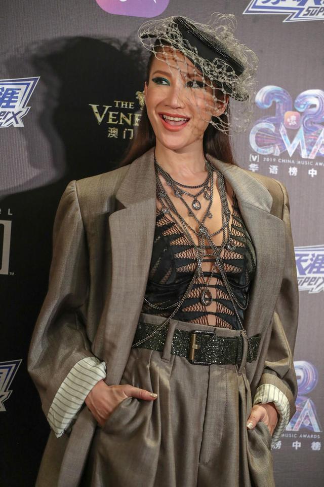 李玟出席活动,身穿银灰色西服套装干练洒脱,搭配镂空吊带超惊艳