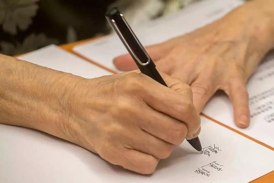 家中老人去世银行存款怎么取出来,老人去世后银行有存款该怎么取