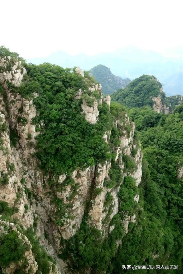 全靠8根钢柱支撑的玻璃栈道你敢挑战吗？保定狼牙山泽疆公寓酒店