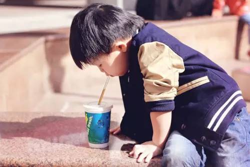 小孩喝可乐喝的牙齿都没了,小孩子喝可乐腐蚀牙齿