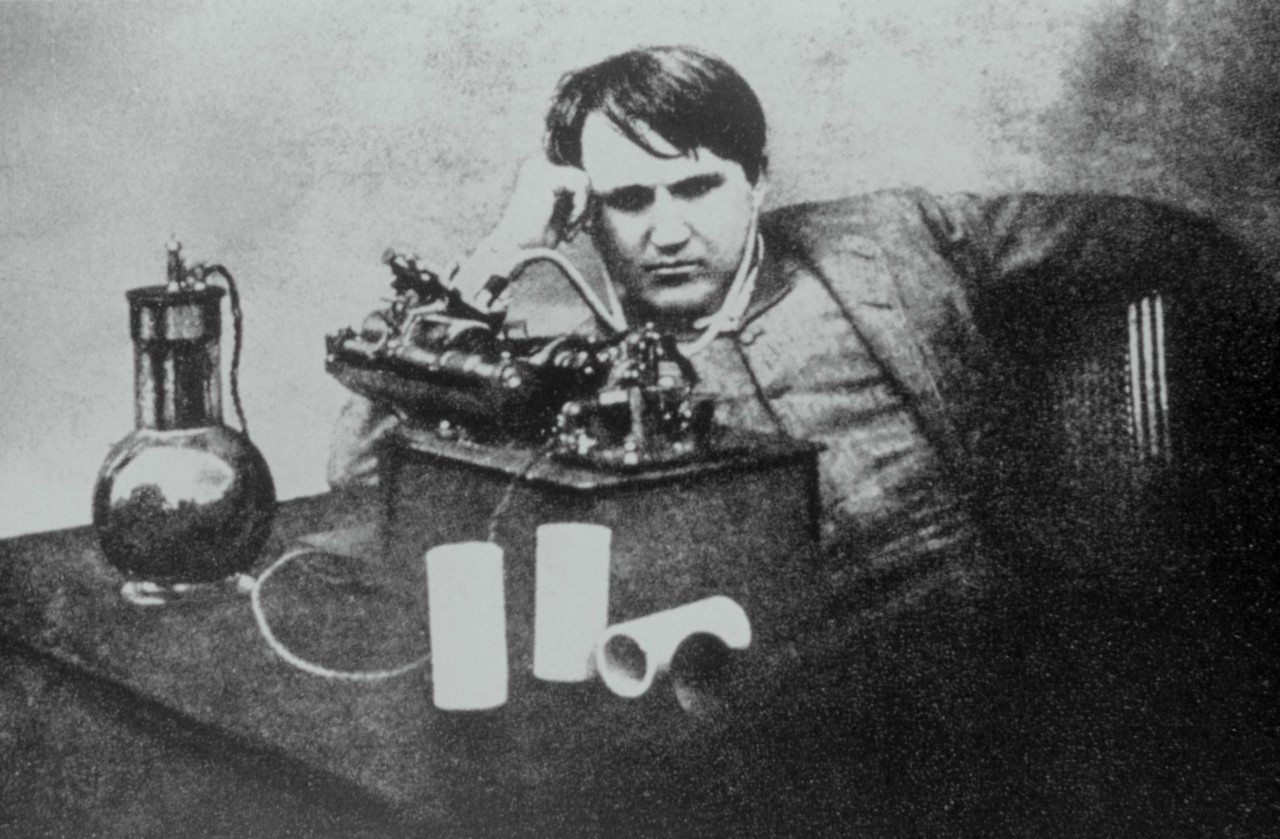 爱迪生小时候的发明有哪些,爱迪生因为他的发明被人们所熟知