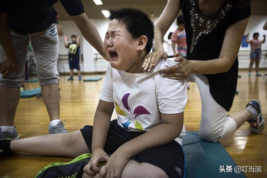 孩子遇到问题老是爱哭怎么教育,孩子一言不合就哭怎么解决