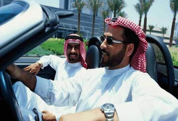 迪拜土豪的白袍,为什么迪拜土豪总是穿朴素