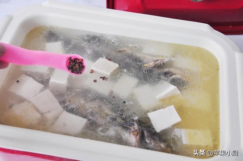 #您好，小暑#不会做鱼没关系，加块豆腐炖一炖，鲜美补钙，好吃