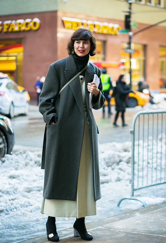 黑黄皮肤穿什么颜色的大衣显白,女士皮肤黑适合穿这6个颜色