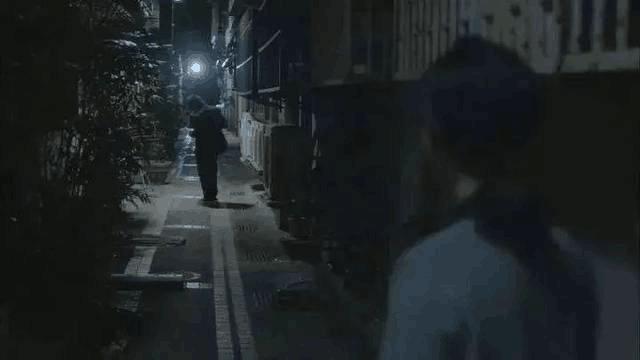 女儿告诉爸爸自己看到鬼,女儿放学突然看见打工的爸爸