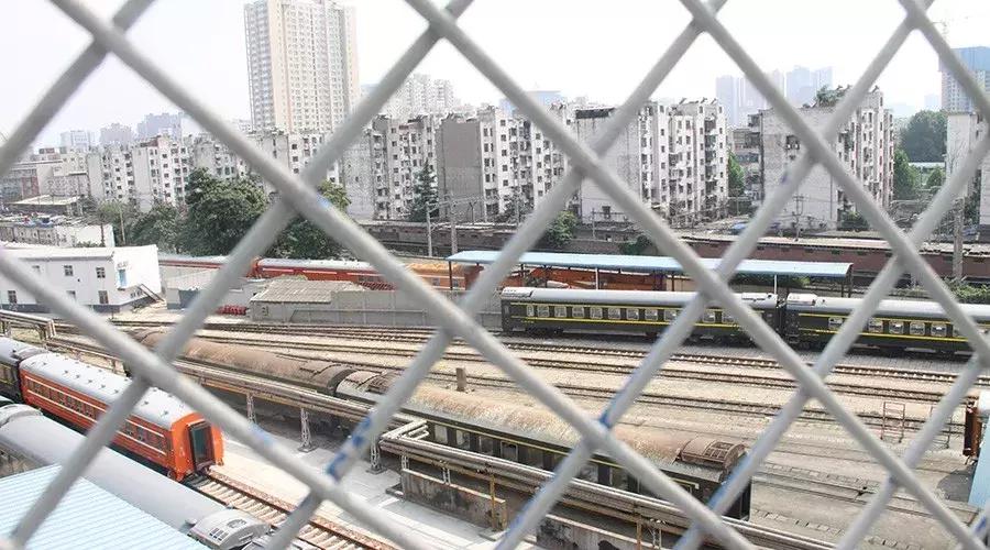 郑州的高架桥上看火车，铁龙慢游咣~咣~铛~铛