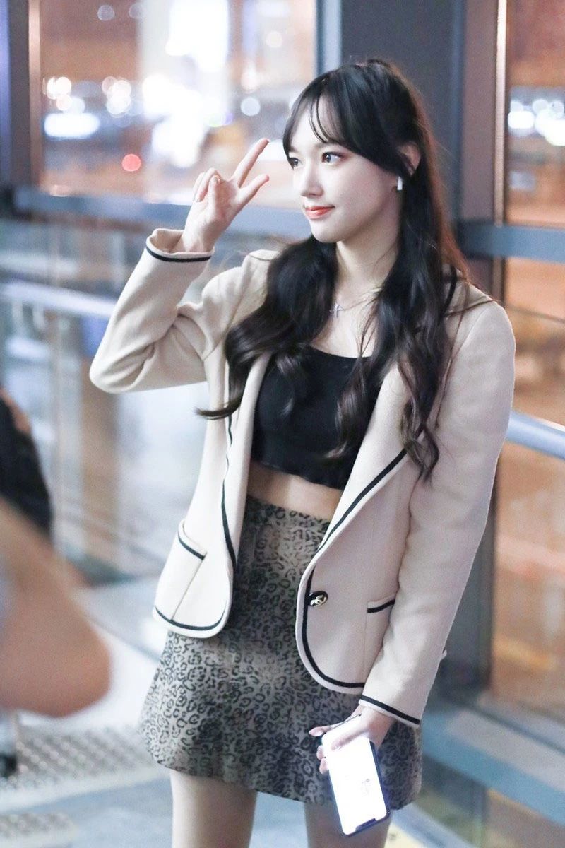 程潇微胖完整版,程潇穿绿色露腰上衣